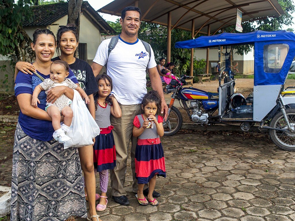 Three-month-old Elizabeth surrounded by her mother, Yelisbeth, her father, Yoel, and her siblings.