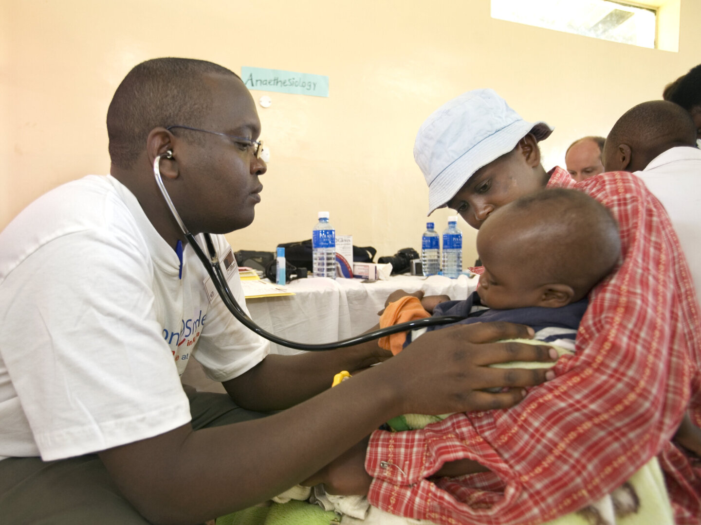 Anesthesiologist Tom Maingi examines a patient.