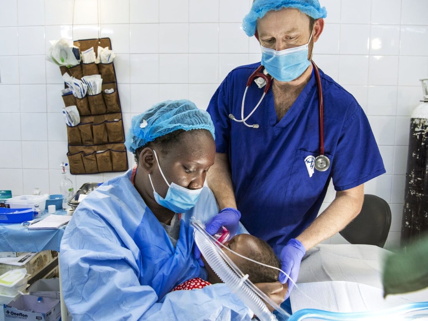 Anesthesiologist Jonathan Jonty Dean of U.K. speaks with Child Life Specialist Memory Chisite of Malawi.