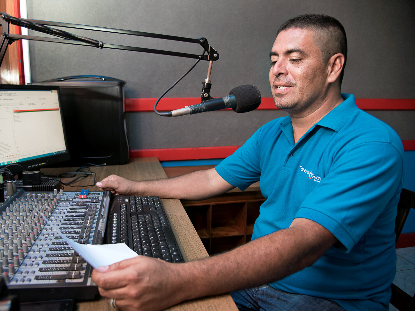 Don Alex speaks into the mic.