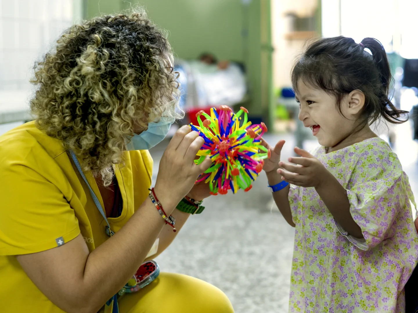 A child plays with a volunteer during a surgical program in Escuintla.
